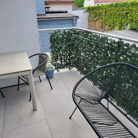 Ausgestattetes Drei Mit Grosser Sonnenterrasse Apartment